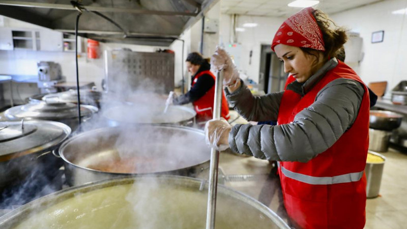 Kızılay deprem bölgesinde 400 bin kişiye yemek veriyor!