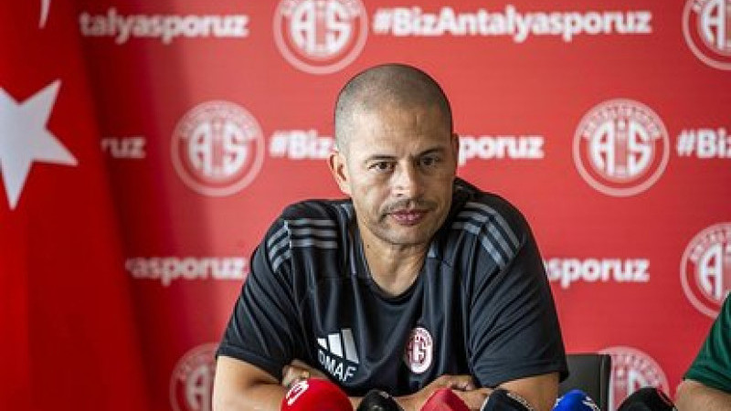 Antalyaspor'da Alex de Souza ile Yollar Ayrıldı!