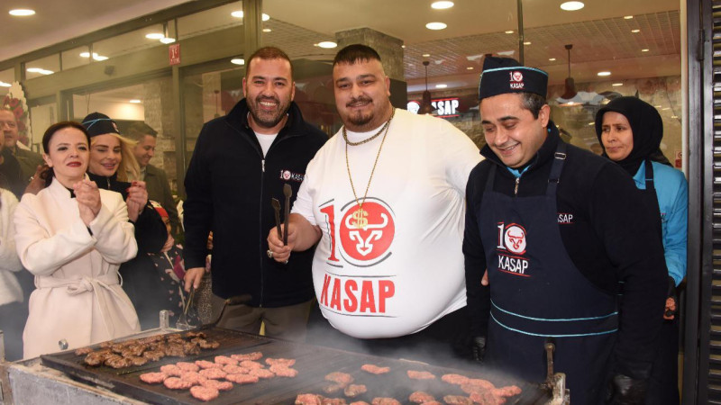 KASAP AÇILIŞINDA GÖBEK ŞOV! 