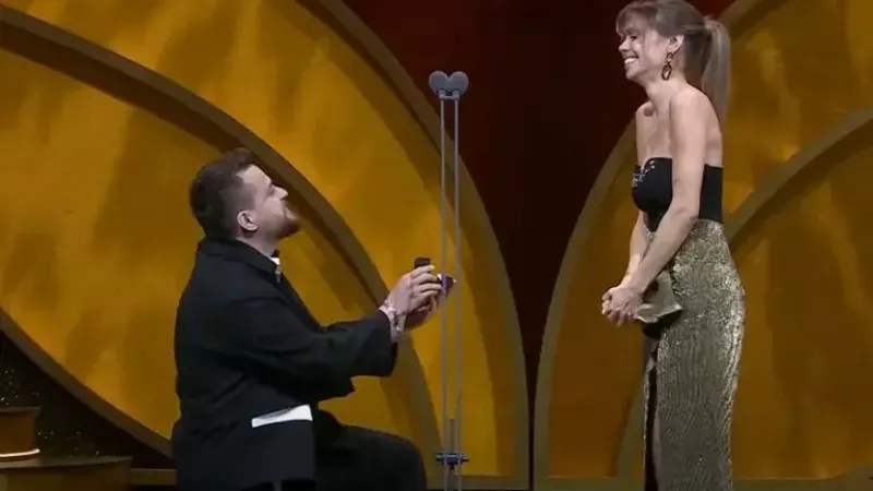Sahnedeki Teklif Gerçeğe Dönüştü: Alper Rende ve Betül Çakmak Nişanlandı