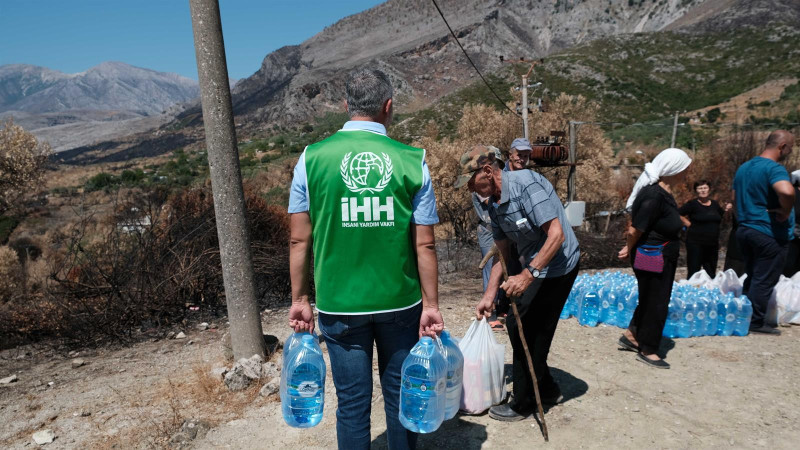 İHH, Arnavutluk’ta Yangın Mağdurlarına Yardım Ulaştırdı