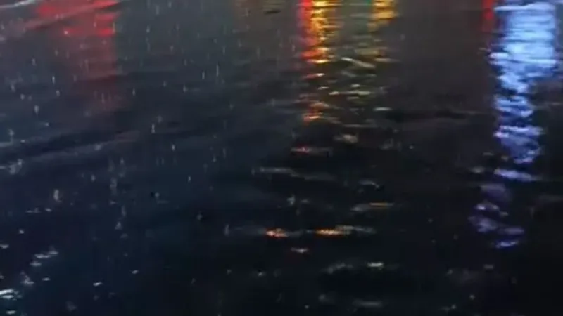 İstanbul’u Sağanak Vurdu: Yollar Göle Döndü, İstinat Duvarı Çöktü