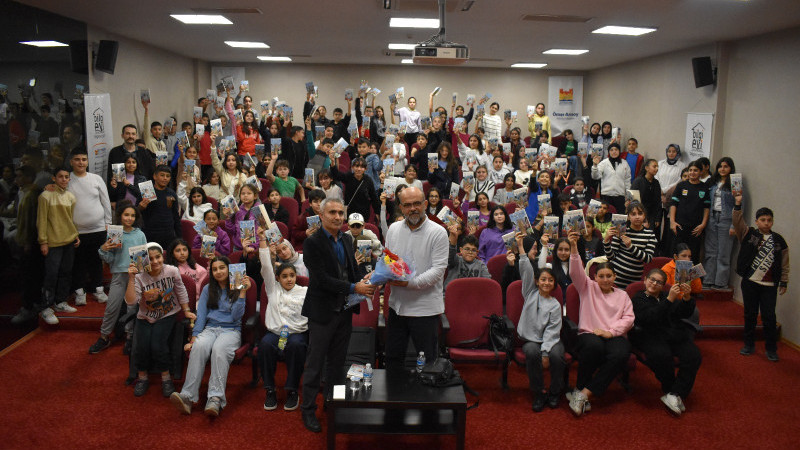 “Bir Yol Haritamız Olmalı!” – Yazar Çınar Ata, Zeytinburnulu Gençlerle Buluştu