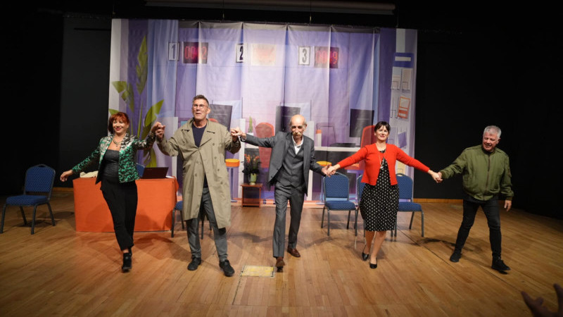 ‘Eller Yukarı’ Adlı Tiyatro Oyunu Kartal’da Seyirciyle Buluştu