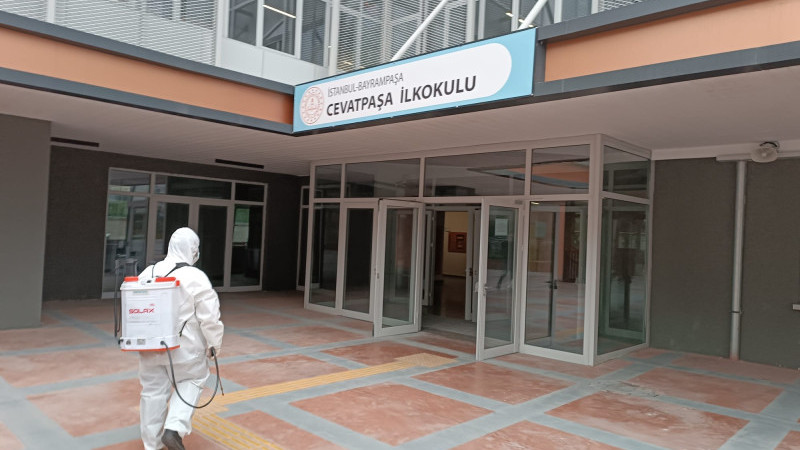 Bayrampaşa Belediyesi okulları dezenfekte ediyor