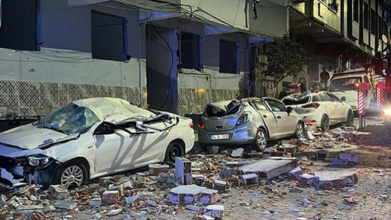 Zeytinburnu’nda Tehlike Dolu Gece: Binadan Kopan Beton Parçaları Araçların Üzerine Düştü