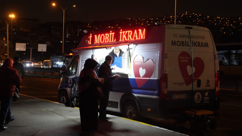 Kartal Belediyesi’nden Vatandaşlara Sıcak Çorba İkramı