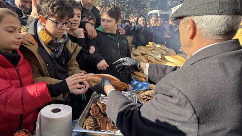 BALIKÇI KENAN BAŞARILI ÖĞRENCİLERİ BALIK EKMEKLE ÖDÜLLENDİRDİ!