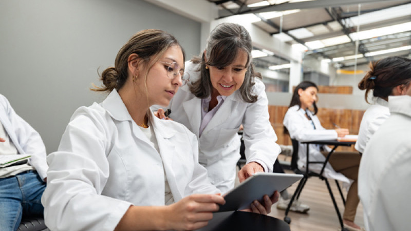 STEM MEZUNU KADINLARA İNGİLTERE FIRSATI