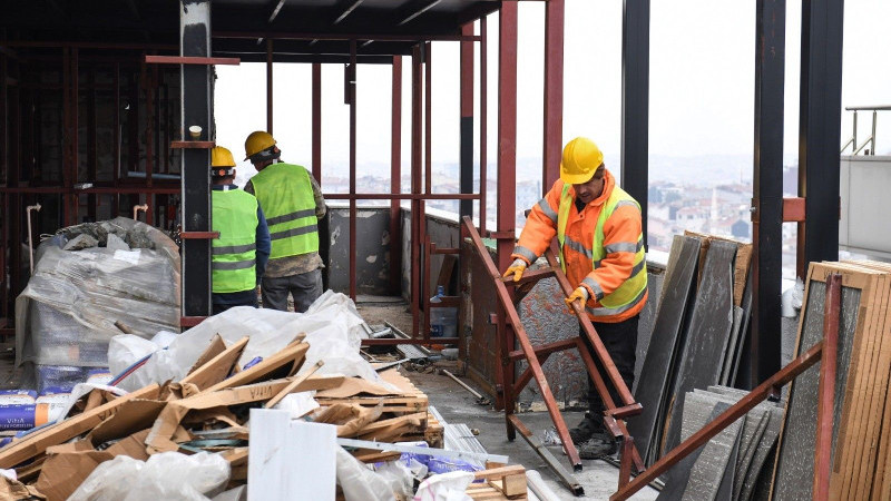 Şişli Belediyesi Kaçak Yapıya Son Noktayı Koydu: Otelin Çatı Katı Yıkıldı