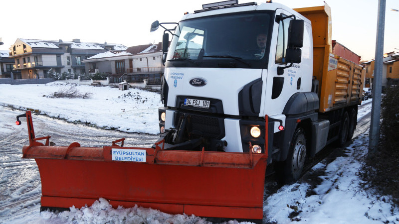 Eyüpsultan Belediyesi Yoğun Kar Yağışına Karşı 7/24 Sahadaydı