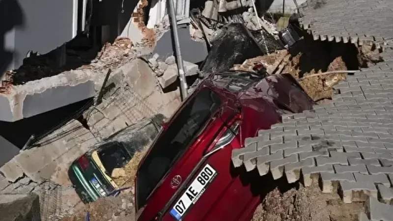 İzmir Menemen’de İstinat Duvarı Çöktü: Binalar Boşaltıldı, Araçlar Hasar Gördü