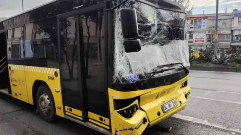 Fatih’te 3 İETT Otobüsü Birbirine Girdi