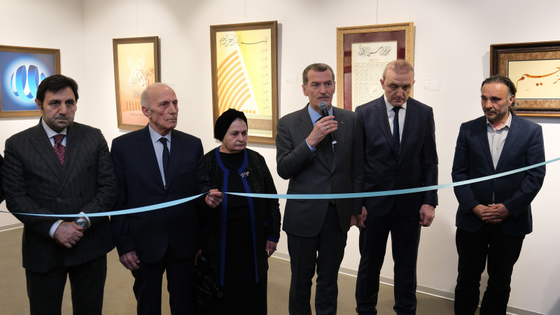 TURAN SEVGİLİ’NİN HAT SERGİSİ “BİR HAT ÜZERİNDE 63. YIL”, ZEYTİNBURNU KÜLTÜR SANAT’TA AÇILDI!