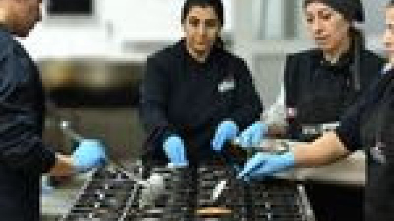 ŞİŞLİ BELEDİYESİ AŞEVİNDE KAZANLAR RAMAZANIN BEREKETİYLE KAYNIYOR