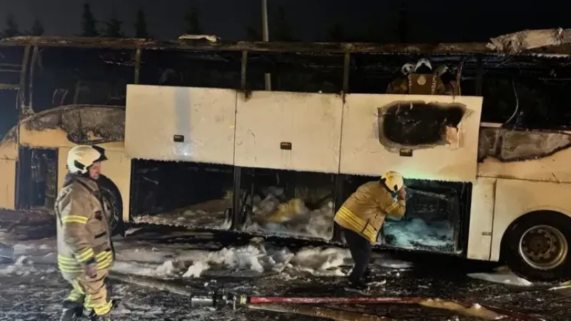 Esenler’de seyir halindeki yolcu otobüsü yandı