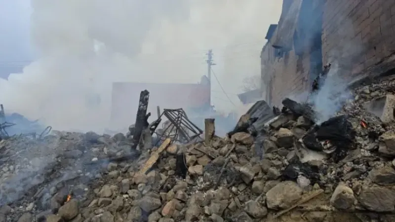 İzmir’de sanayi sitesinde yangın: Atölye ve depolar zarar gördü