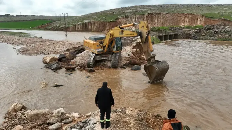 Şanlıurfa’da sel sonrası çalışmalar sürüyor: Viranşehir’de yollar yeniden açılıyor