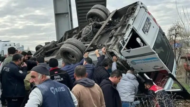 Ankara’da feci kaza: Minibüs üst geçide çarptı, 5 kişi hayatını kaybetti