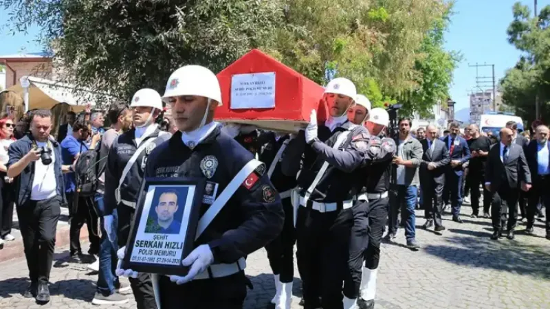 Zincirleme kazada şehit olan polis memuru son yolculuğuna uğurlandı