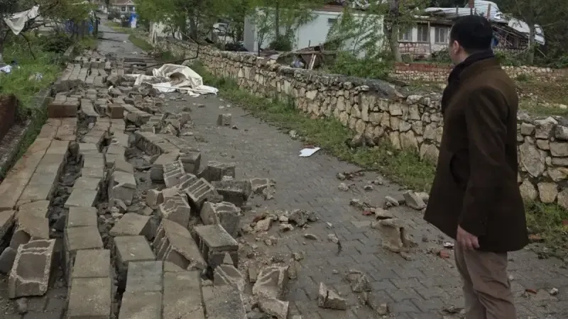 Gölbaşı’nı şiddetli yağış ve fırtına vurdu