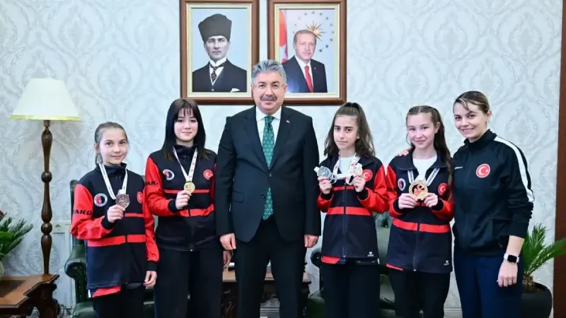 Eskişehirli şampiyon sporculardan Vali Yılmaz’a ziyaret