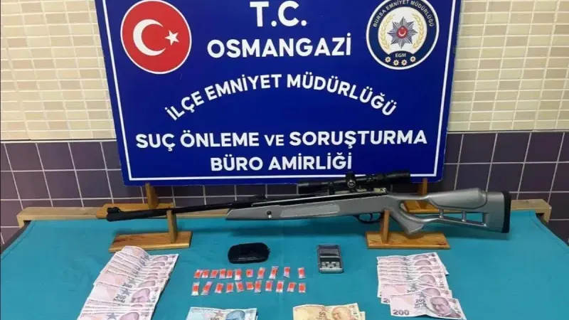 Bursa’da uyuşturucu operasyonu: 3 gözaltı, 2 hükümlü yakalandı