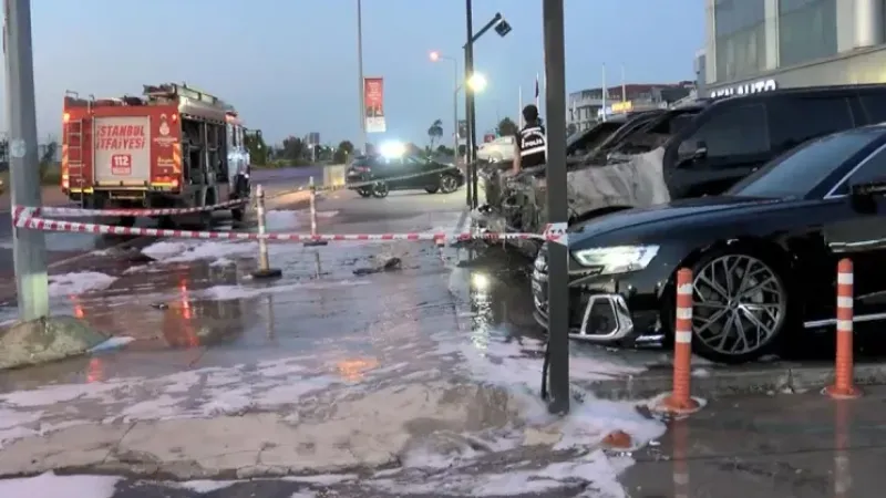 Bakırköy’de galeri önünde yangın: 4 lüks araç zarar gördü