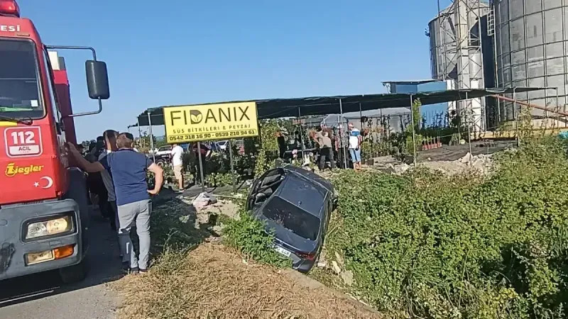 Sakarya-Karasu yolunda otomobil şarampole yuvarlandı: 3 yaralı