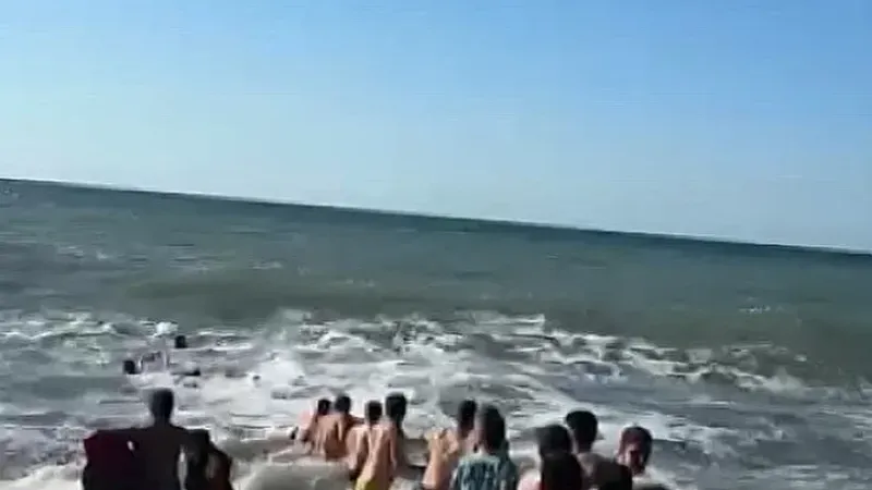 Zonguldak'ta insan zinciri hayat kurtardı: Boğulma tehlikesi geçiren 2 kişi kurtarıldı