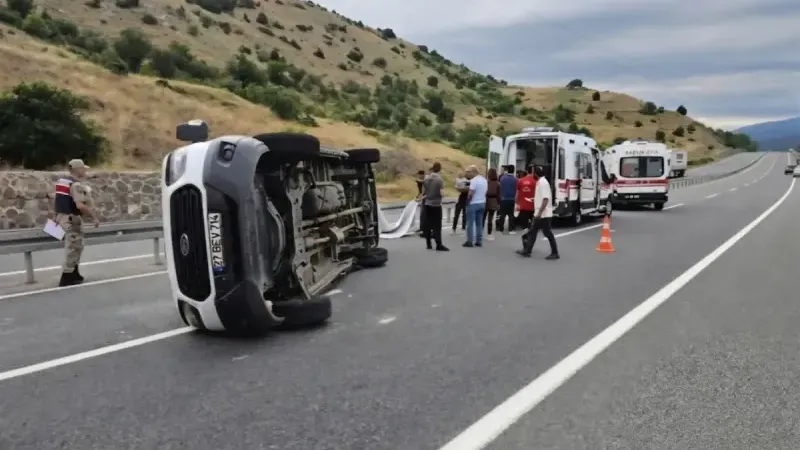 Erzincan'da yolcu minibüsü devrildi: 15 kişi yaralandı