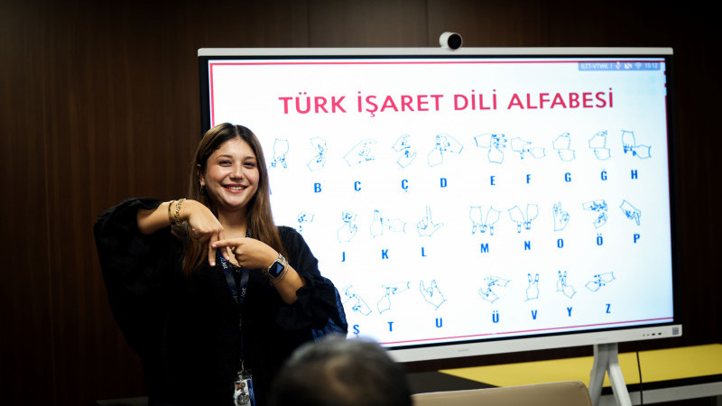 AJet kabin ekiplerine Türk İşaret Dili eğitimi başlatıyor