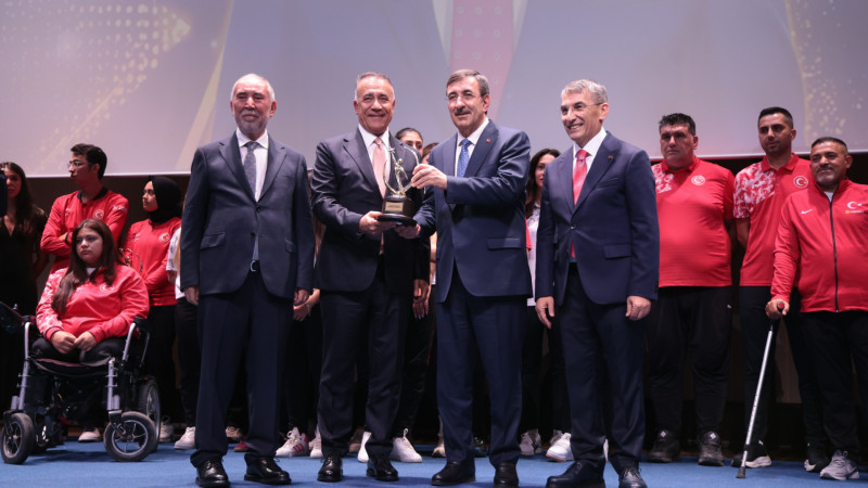 Sultangazi Belediye Başkanı Dursun’a Spora Destek Ödülü