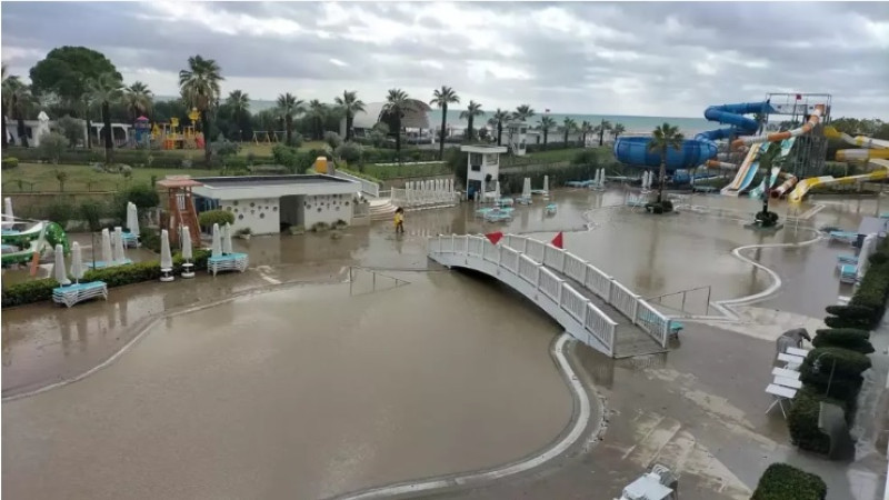 Antalya'yı Sel Aldı; Turistler Başka Otelelre Taşındı