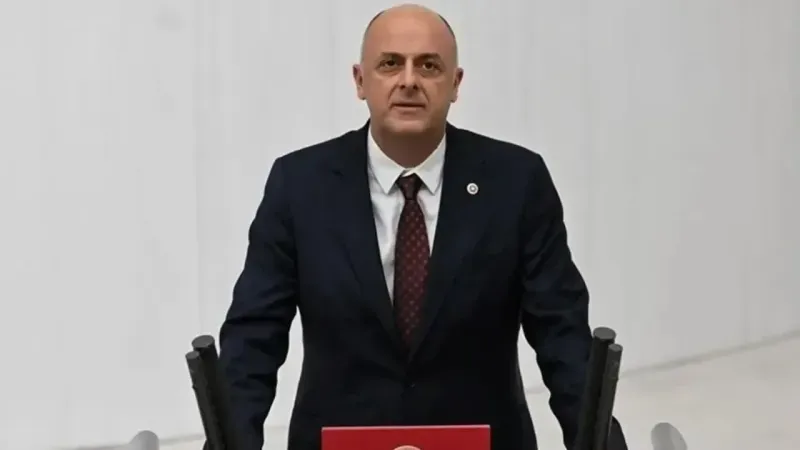 İyi Parti'den İstifa Etmişti: Ümit Özlale CHP'ye Katıldı