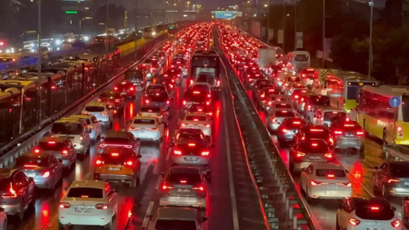 Trafik İstanbul'da Alarm Veriyor: Araçlar İlerlemekte Zorlandı