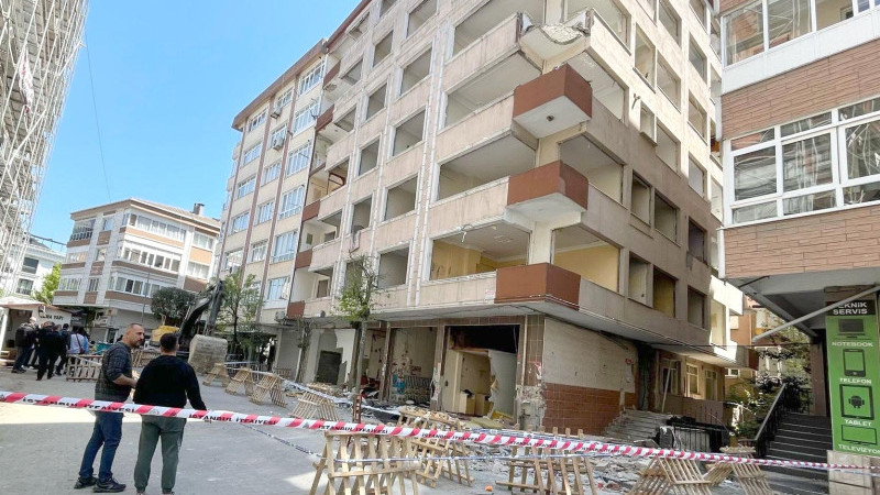Bahçelievler'de Balkon Çökmesi Korkuttu, 1 kişi hafif yaralandı