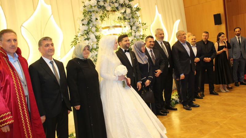 FEDAİ ÖZER'İN OĞLUNUN NİKAHINDA İZDİHAM YAŞANDI