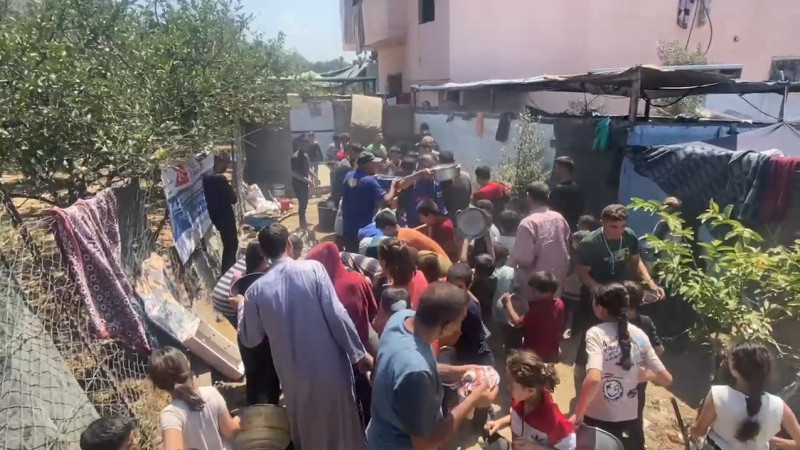 GAZZE’DE BİR KAP YEMEK İÇİN VERİLEN MÜCADELERİ GÖZLERİ YAŞARTIYOR!