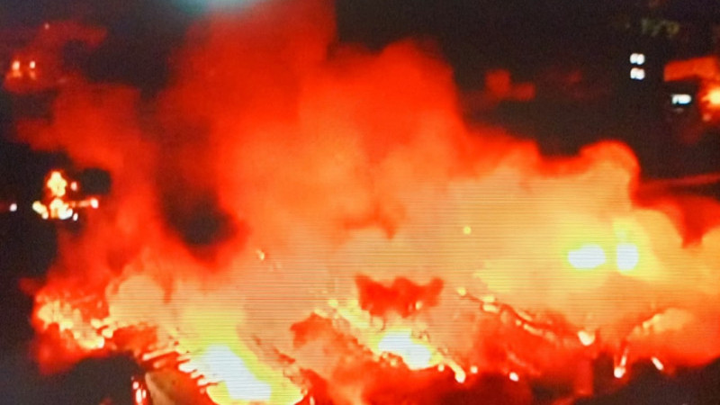 Çekmeköy'de Sünger Fabrikasında Korkutan Yangın! Kimyasal Patlamalar Paniğe Neden Oldu