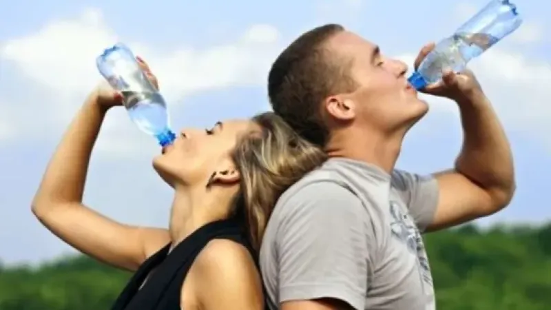 Yazın Böbrek Taşı Riskine Dikkat: Günde En Az 2,5 Litre Su İçin!