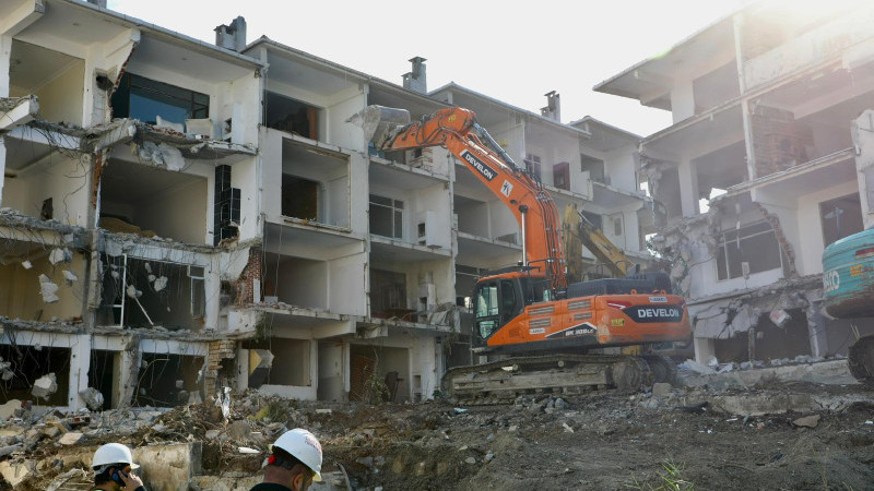 Büyükçekmece’de “çok riskli” statüsündeki bir site daha yıkıldı