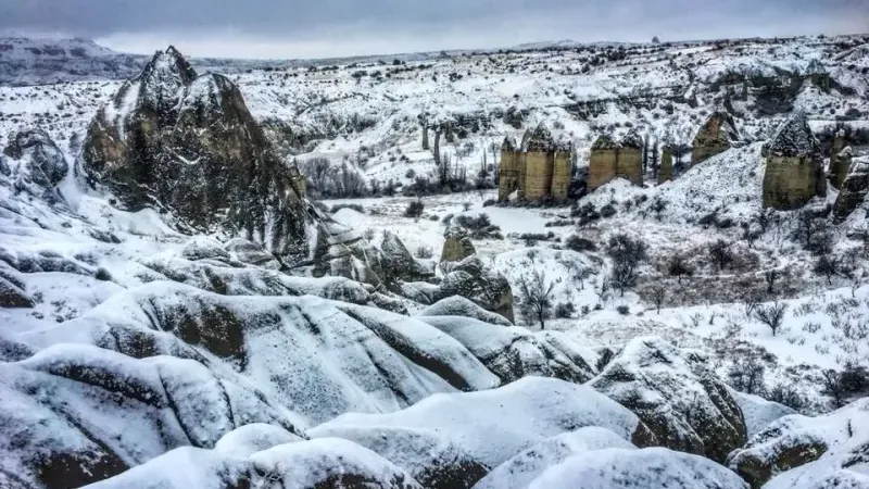Kapadokya’ya mevsimin ilk karı düştü: Peribacaları beyaza büründü