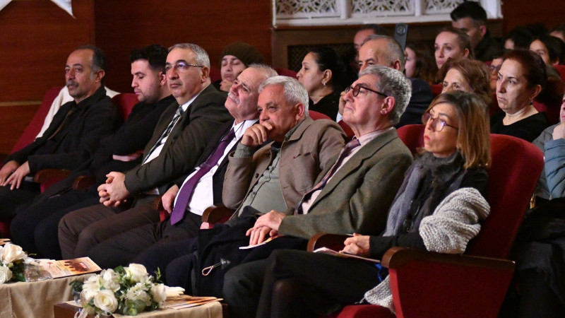 Cumhuriyet Gazetesi iş birliğiyle sahnelenen “Çocuklar Unutmaz ki” İzleyiciyle Buluştu