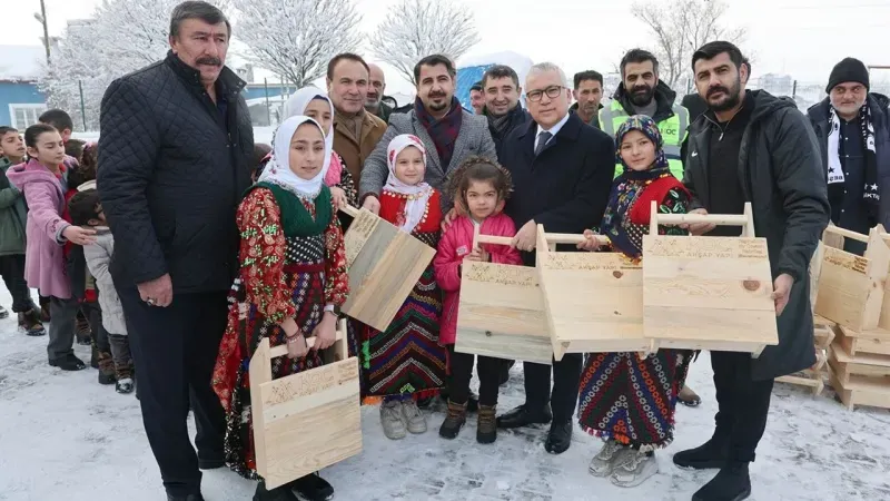 Sivas’ta Çocuklara El Yapımı Geleneksel Tahta Kızak Sürprizi