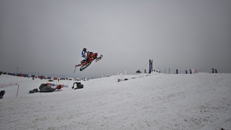 RİZE HANDÜZÜ'NDE KAR MOTOSİKLETİ ŞOVU!