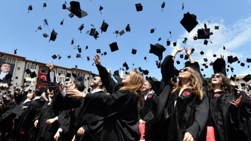 Üniversite Eğitimi 3 Yıla İniyor: Sosyal Bilimler ve İşletme Bölümleri Öncelikli