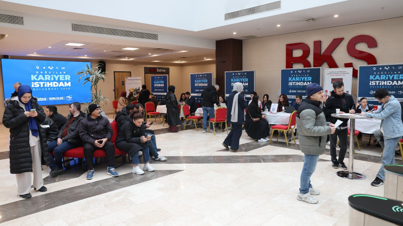 Bağcılar’da iş arayanlar ile iş verenler “Kariyer Buluşmaları”nda bir araya geldi