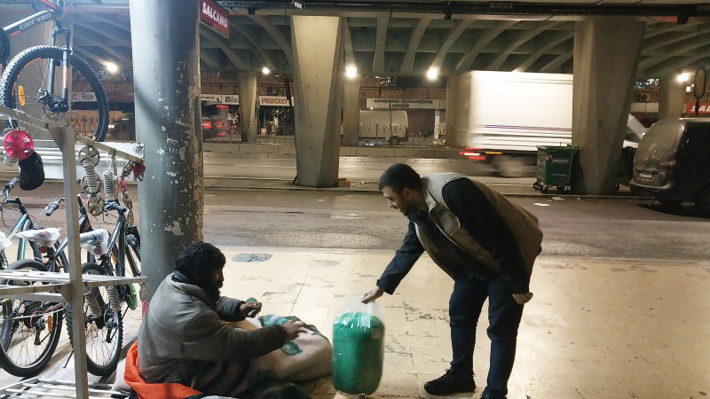 İHH’dan sokakta kalan vatandaşlara bot ve mont desteği   