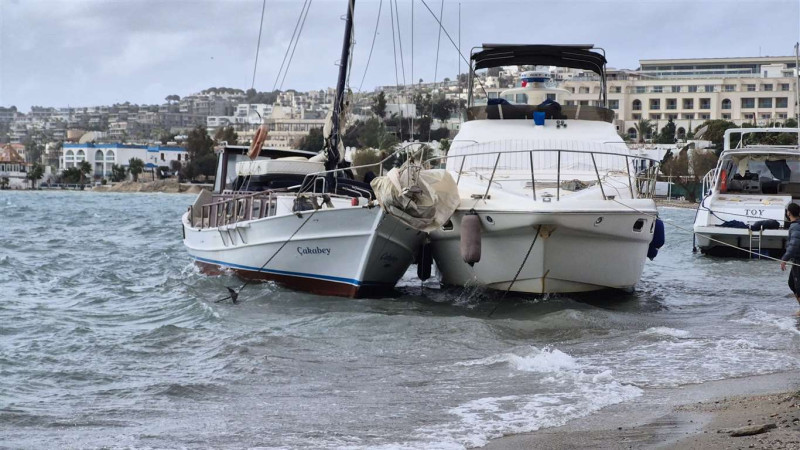Bodrum’da Fırtına Etkili Oldu: 8 Tekne Kıyıya Sürüklendi